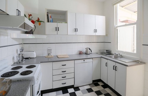 Coogee House | Beach house 4 mins walk to water, Coogee, Sydney, pets welcome