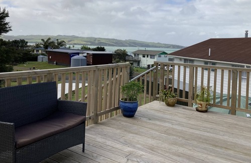 Tinopai Cottage | Beach house getaway for the Family. 2 minutes away from water's edge.