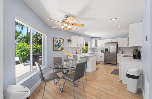 Lauderdale Beach Apartment | Beach House! + Hot Tub Paradise!