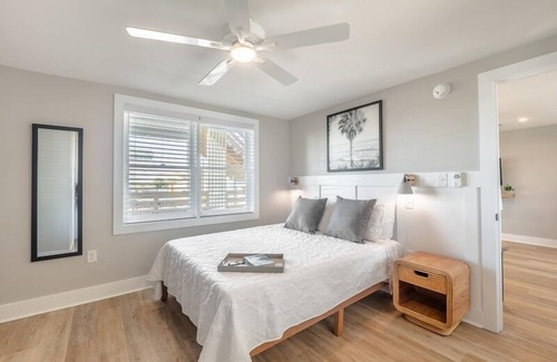 Yaupon Beach Hotel | Beach House OKI - Queen Suite in hotel on Oak Island, North Carolina