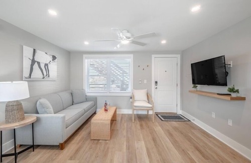 Yaupon Beach Hotel | Beach House OKI - Queen Suite in hotel on Oak Island, North Carolina