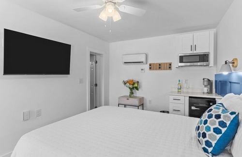 Yaupon Beach Hotel | Beach House OKI - Queen Room in hotel on Oak Island, North Carolina