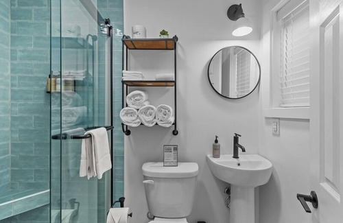 Yaupon Beach Hotel | Beach House OKI - Queen Room in hotel on Oak Island, North Carolina