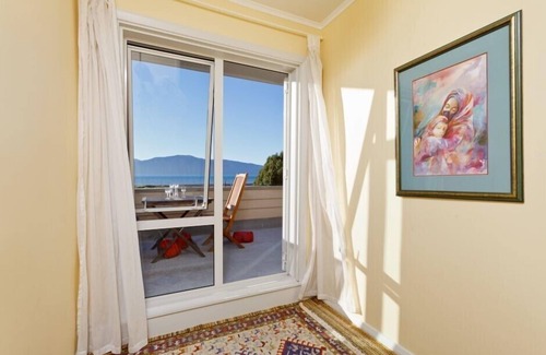 Paraparaumu Beach House | Beach House - Paraparaumu Beach Holiday Home