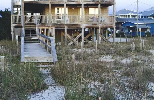 Wilmington Beach Apartment | Beach House @Tiki Oceanfront ENSUITE QUEEN + PRIVATE BATH