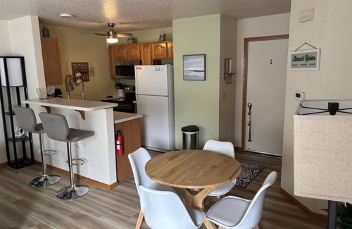 Downtown Kenosha Villa | Beach Lake Michigan King Bed Pet Friendly