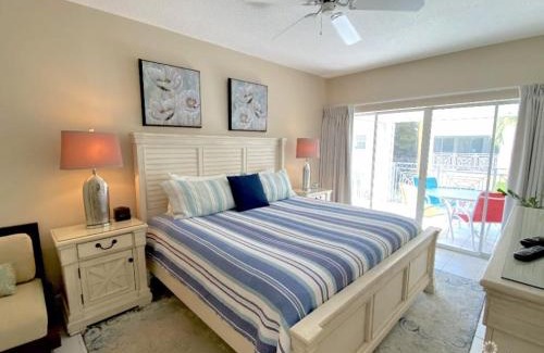 Seven Mile Beach Apartment | Beach Living at Regal Beach BLDE