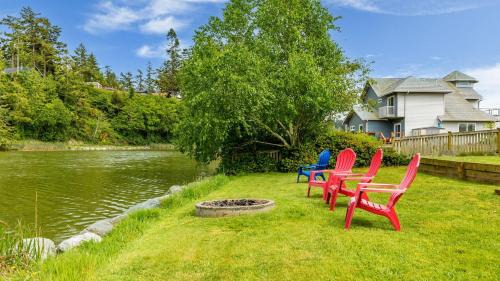 Coupeville House | Beach Lookout Retreat by AvantStay Rooftop Views