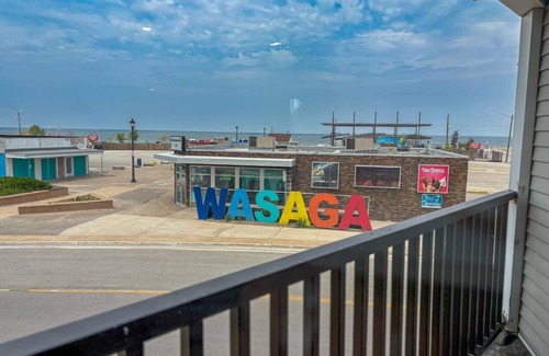Wasaga Beach Apartment | Beach&Riverside/Prime Location!