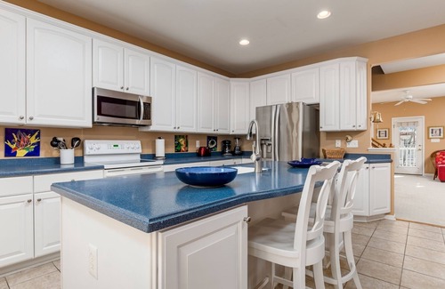 Sunset Island House | Beach Walk Lane @ 67th St, 2 Pools, FREE Linen/Towel Pkg*Beach Chairs/Beach Cart