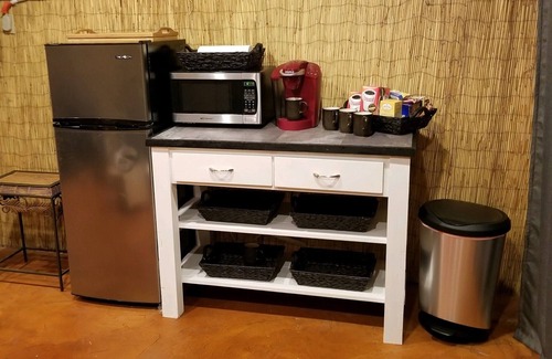 Fort Walton Beach Apartment | Beach Zen studio-3 miles to beach-private entrance & courtyard-pets allowed