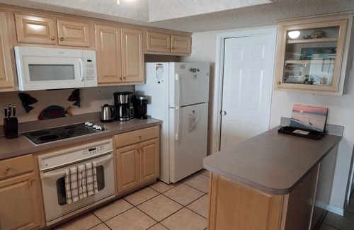 Fort Walton Beach House | Beachbums Hideaway - Unique Artsy Beachfront Townhouse