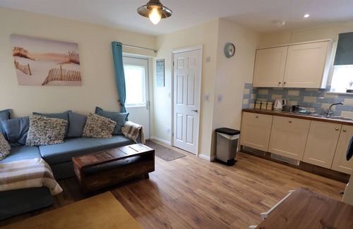 Apse Heath Cottage | Beaches and Cream Cottage - a bungalow that sleeps 2 guests in 1 bedroom