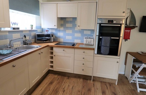 Apse Heath Cottage | Beaches and Cream Cottage - a bungalow that sleeps 2 guests in 1 bedroom