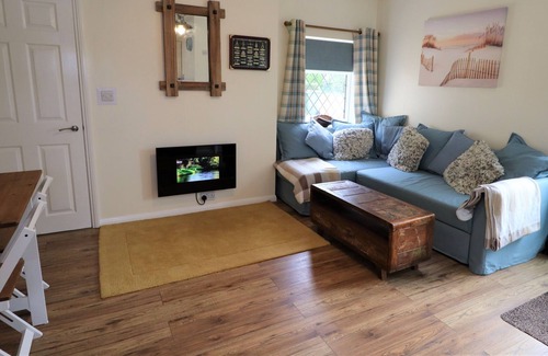 Apse Heath Cottage | Beaches and Cream Cottage - a bungalow that sleeps 2 guests in 1 bedroom
