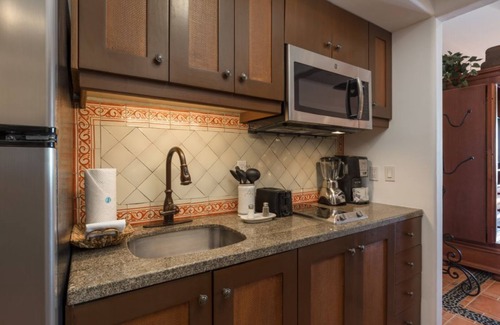 Los Cabos Hotel | Beachfront 2BR Condo with Gym & Hot Tub