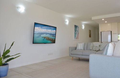 Trinity Beach Apartment | Beachfront 3-Bed with Pool & Stunning Ocean Views
