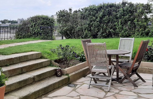Dinard Apartment | Beachfront - Appart. 4/5pers private garden + parking .center of Dinard