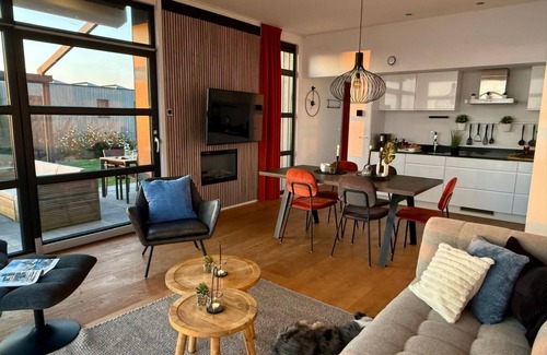 Enkhuizen House | Beachfront Chalet with Fenced Garden and Exceptional Sea Views in Enkhuizen