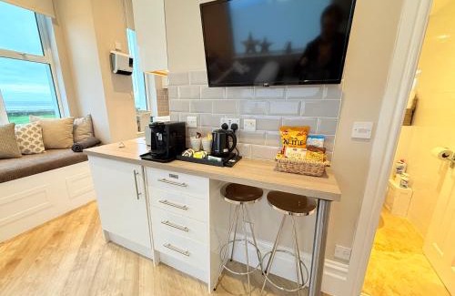 Littlestone-on-Sea Apartment | Beachfront Compact Coastal Crib, DIRECT Sea Views & Air Conditioning