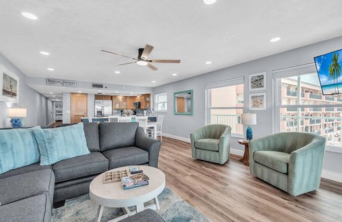 Indian Shores Condo | ☀Beachfront Condo🌴Private Balcony🌞Incredible Sunsets Nightly🐬The Pointe #401