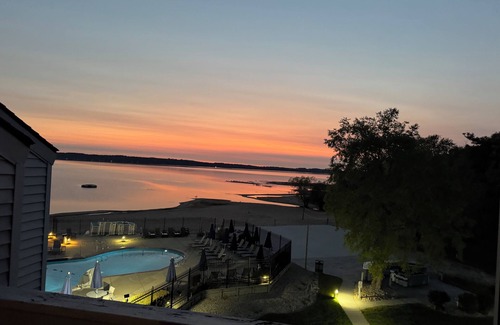 Acme Condo | Beachfront Condo with breathtaking views! Fall & winter specials!