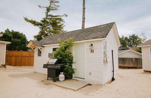 Wasaga Beach Cottage | BEACHFRONT COTTAGE IN WASAGA BEACH - SANDPIPER BEACH RESORT - COTTAGE # 11
