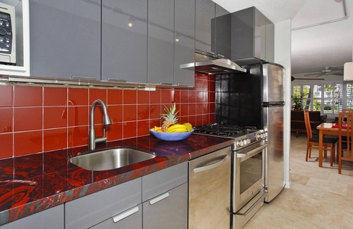Diamond Head - Kapahulu - St. Louis Condo | Beachfront Diamond Head views, Quiet End of Waikiki with Swimming/Surfing!