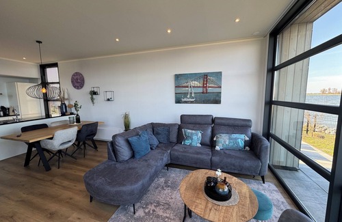 Enkhuizen House | Beachfront Enkhuizer Strand Chalet with Fenced Yard and Exceptional Lake View