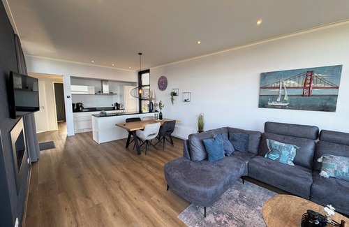 Enkhuizen House | Beachfront Enkhuizer Strand Chalet with Fenced Yard and Exceptional Lake View