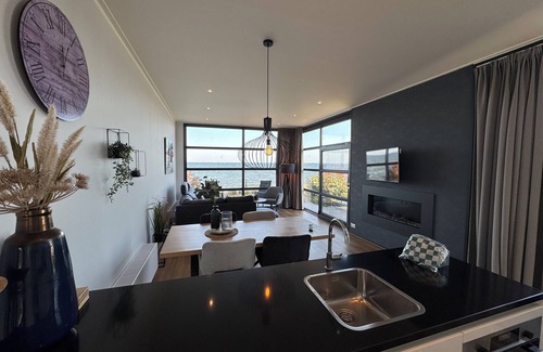 Enkhuizen House | Beachfront Enkhuizer Strand Chalet with Fenced Yard and Exceptional Lake View