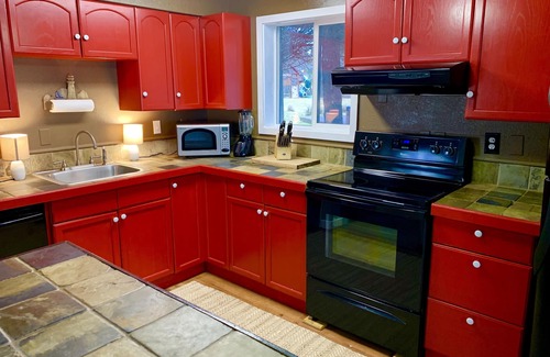 Homer Condo | Beachfront Glacier Views of Kachemak Bay with Hot Tub