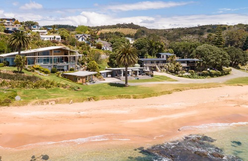 Doubtless Bay Apartment | Beachfront Holiday for you! 2 bedroom sleeps up to 5 Pet Friendly Nautilus House