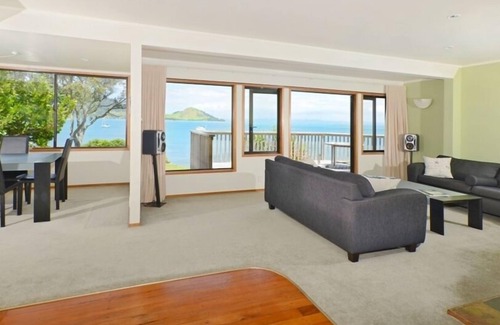 Whangarei Heads House | Beachfront in quiet idyllic bay.