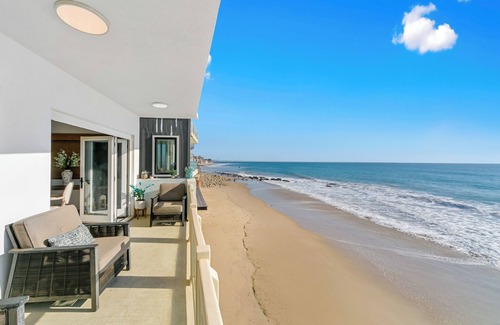 Eastern Malibu Cottage | Beachfront Malibu House w/Sauna & Ocean-view Deck