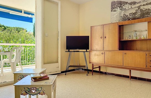 Saint-Cyr-sur-Mer Apartment | Beachfront Retreat: Cozy 1-Bed Apt with Parking, Terrace & Modern Amenities