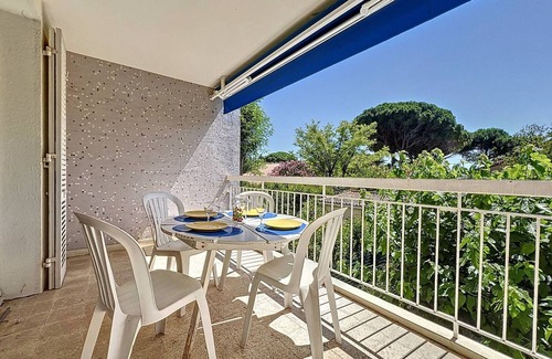 Saint-Cyr-sur-Mer Apartment | Beachfront Retreat: Cozy 1-Bed Apt with Parking, Terrace & Modern Amenities