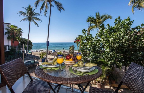 Amapas Condo | Beachfront right on Los Muertos beach