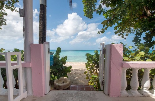 Mullins Villa | Beachfront Tropical Retreat - Belair