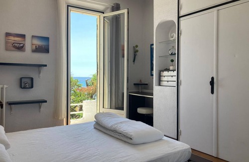 Les Sablettes Villa | Beachfront villa, your own private access to the beach.