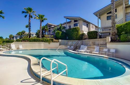 Sea Dunes Apartment | Beachfront with large deck Pool Sea Dunes Sailfish A2