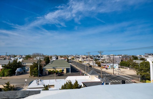 Surf City House | Beachside 8BR 1 Block from Ocean Family & Wedding Friendly – Year Round