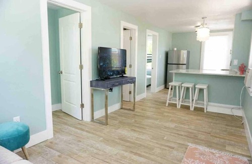 Smith's Memento Apartment | Beachside Cottage Walk 2Beach/Ocean Center PETS OK