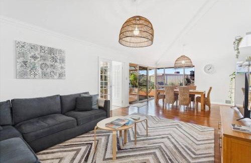 Halls Head House | Beachside Family Friendly Escape at Casa Del Caravel