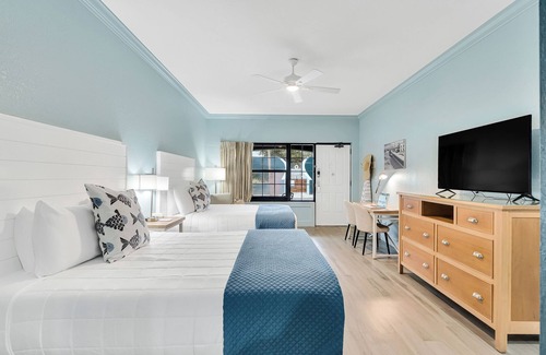 Crystal Beach Hotel | Beachside Inn/Steps from the Beach!/2 Queen Beds