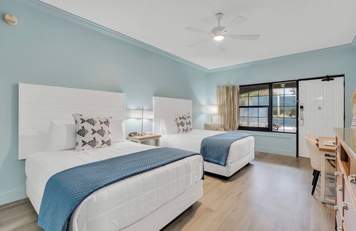 Crystal Beach Hotel | Beachside Inn/Steps from the Beach!/2 Queen Beds
