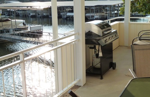 Osage Beach Condo | Beachside⭐ Lakefront ⭐ Sleeps 10 ⭐2 King & 2 Queen Beds⭐3 Full Baths