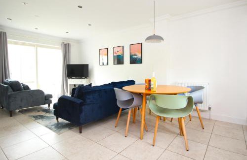 Treyarnon House | BEACHSIDE modern home, dogs welcome