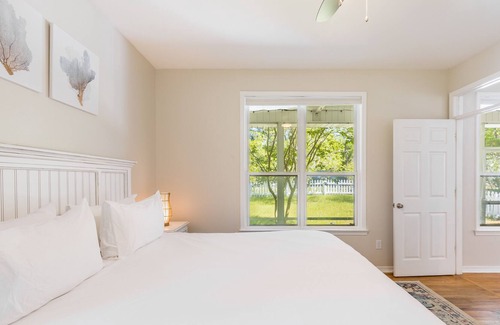 Gulfview Heights Cottage | Beachwave Bungalow by Avantstay Pet Friendly, Close to Beach!