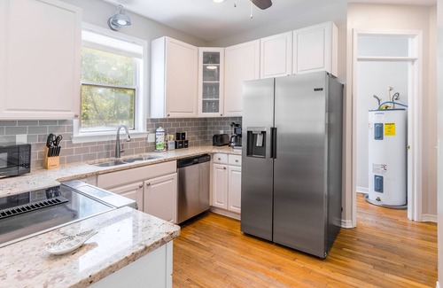 Gulfview Heights Cottage | Beachwave Bungalow by Avantstay Pet Friendly, Close to Beach!